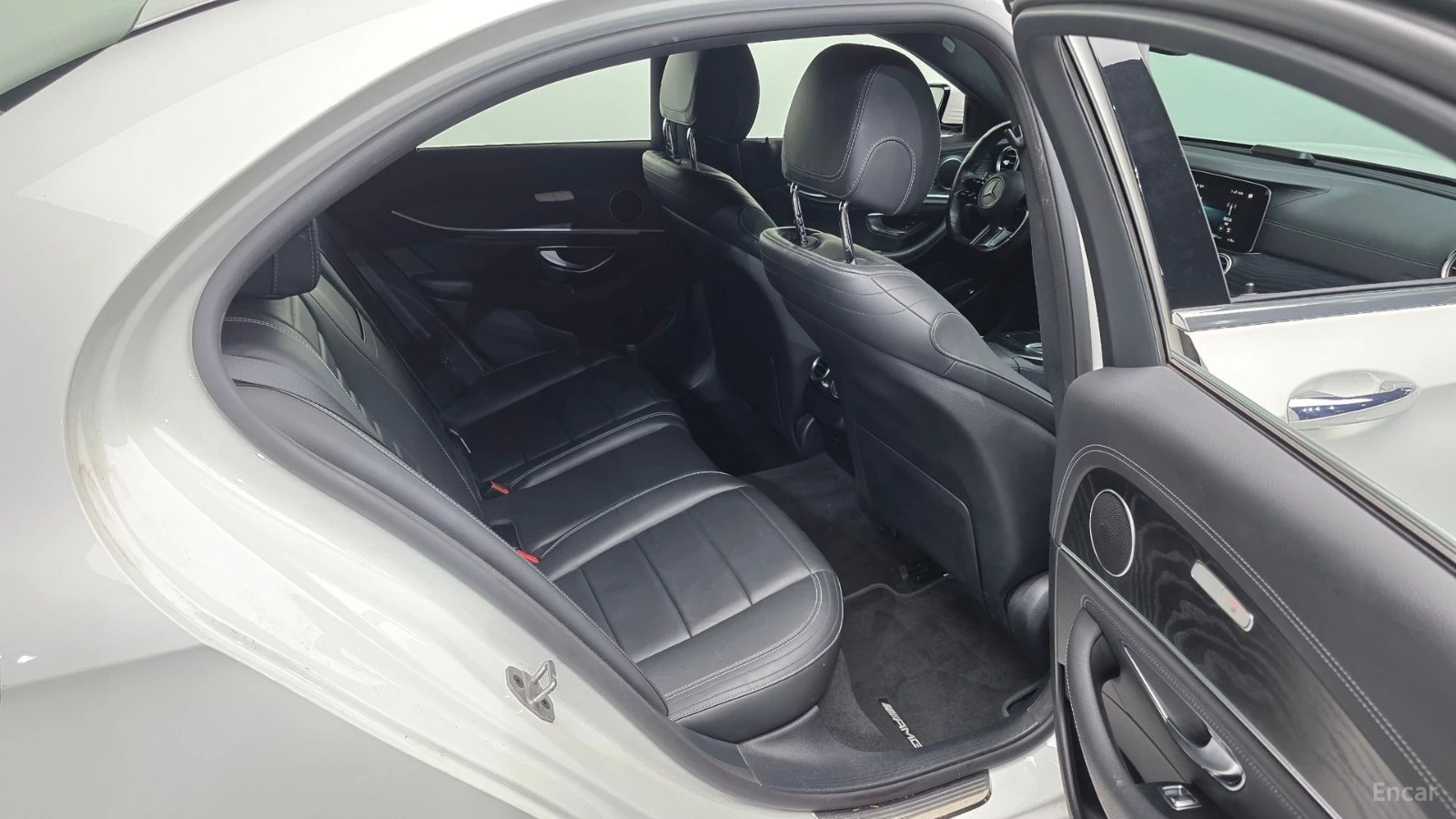 Mercedes-Benz E 220 d* 4MATIC* AMG-LINE* DISTRONIC* КАМЕРА* HUD* , снимка 10 - Автомобили и джипове - 55512999