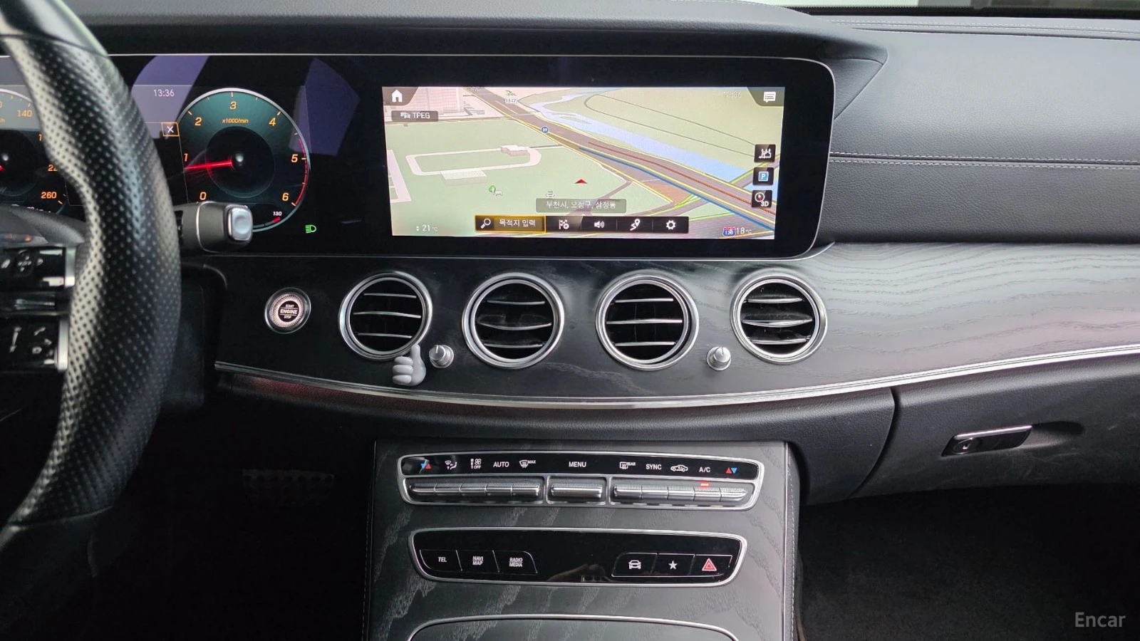 Mercedes-Benz E 220 d* 4MATIC* AMG-LINE* DISTRONIC* КАМЕРА* HUD* , снимка 12 - Автомобили и джипове - 55512999