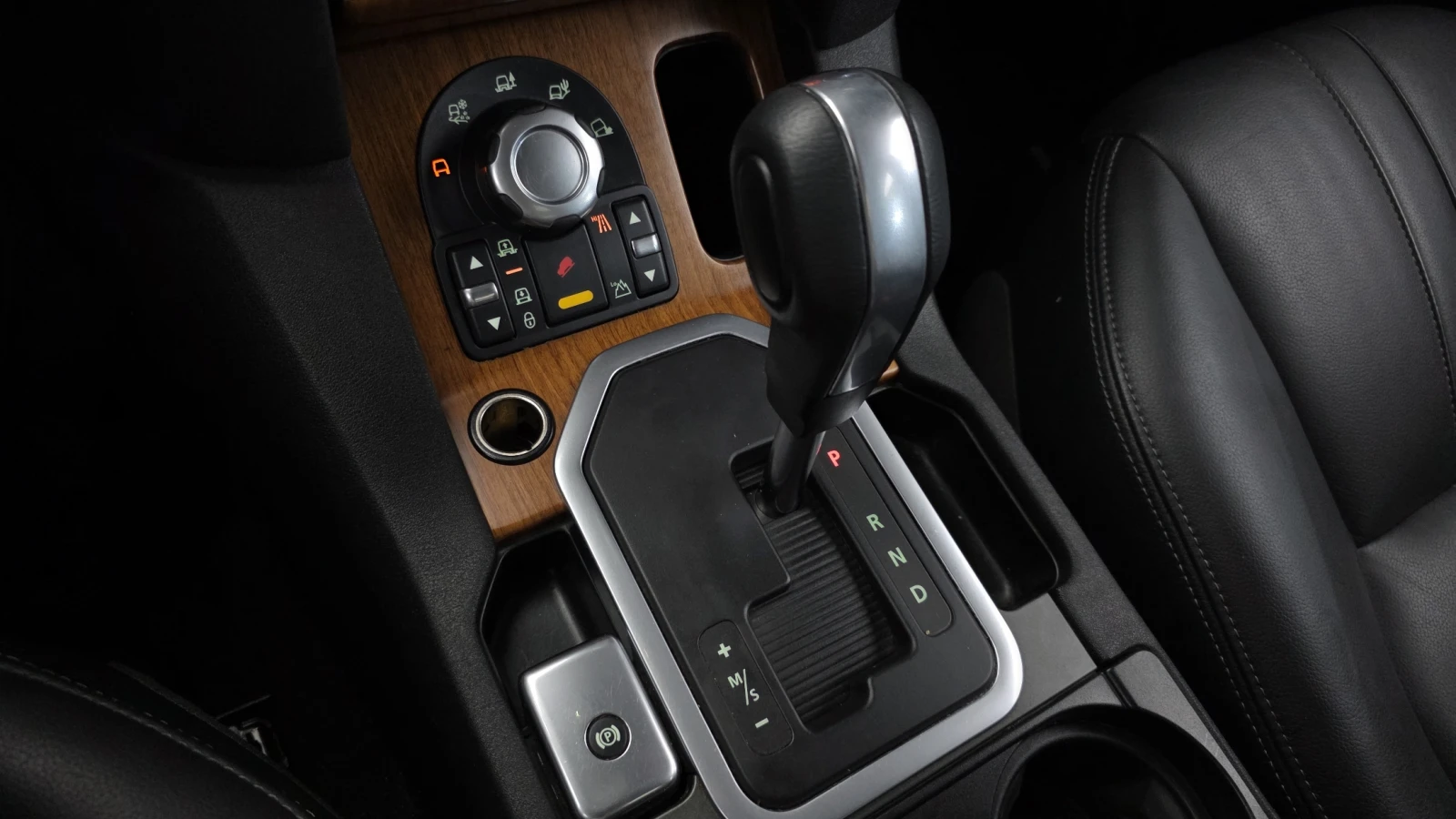 Land Rover Discovery 3.0 SDV6* ЛЮК* КРАЙНА ЦЕНА, снимка 9 - Автомобили и джипове - 55496164