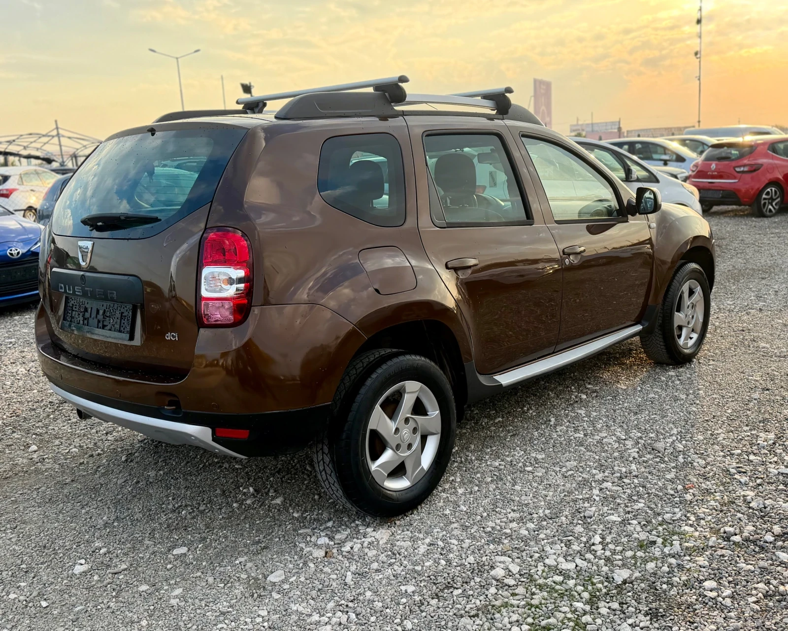 Dacia Duster 1.5dCi/110кс/4х4/LAUREATE/ ВНОС-ИТАЛИЯ /, снимка 4 - Автомобили и джипове - 55657649
