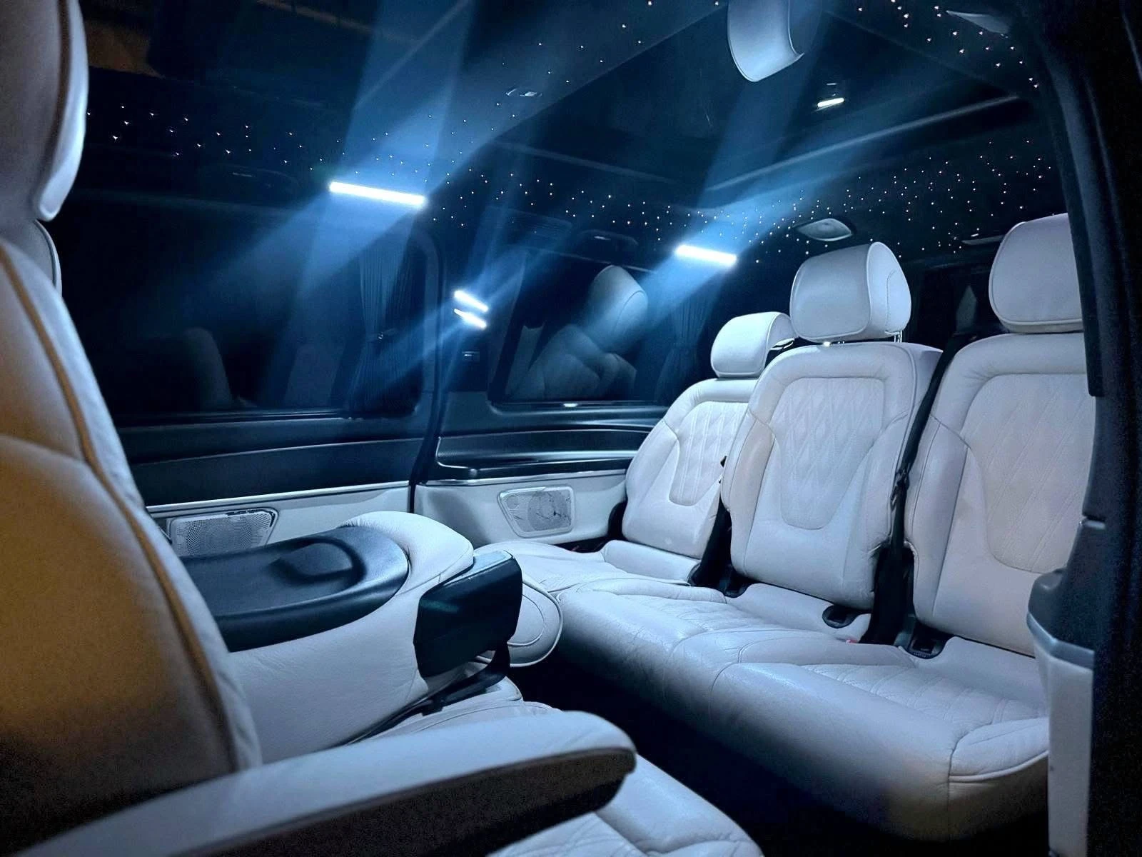 Mercedes-Benz V 250 D 7+ 1 VIP FULL AMG LINE ПАНО ЛИЗИНГ 100%, снимка 12 - Бусове и автобуси - 53892333