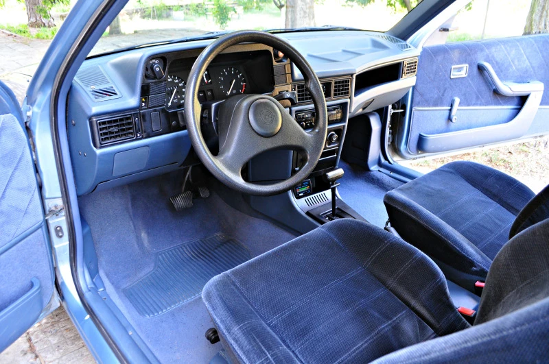 Opel Kadett 1.6 GL Automat УНИКАТ Швейцария, снимка 11 - Автомобили и джипове - 40921455