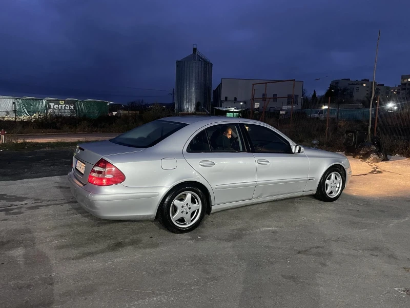 Mercedes-Benz E 220, снимка 4 - Автомобили и джипове - 48180816