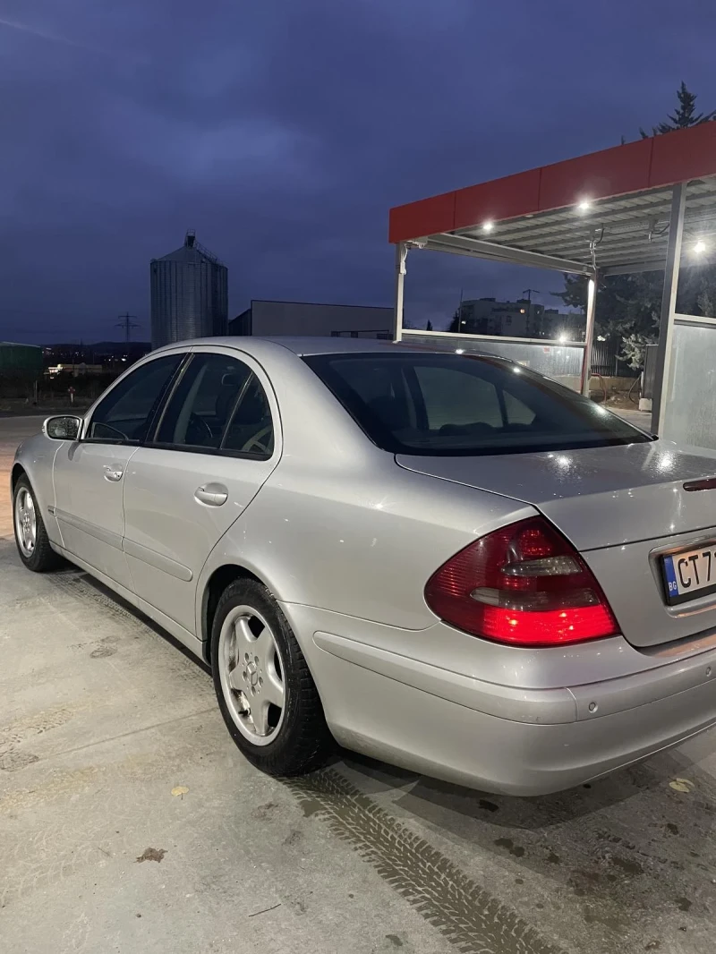 Mercedes-Benz E 220, снимка 5 - Автомобили и джипове - 48180816