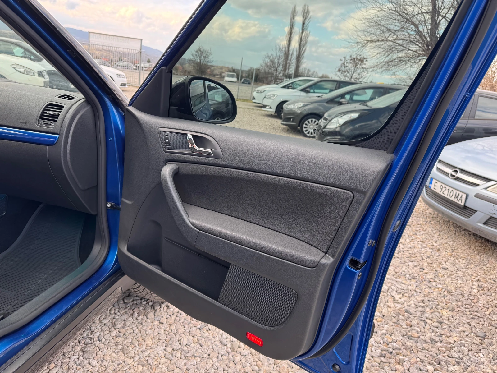 Skoda Yeti 2.0TDI, снимка 11 - Автомобили и джипове - 53991934