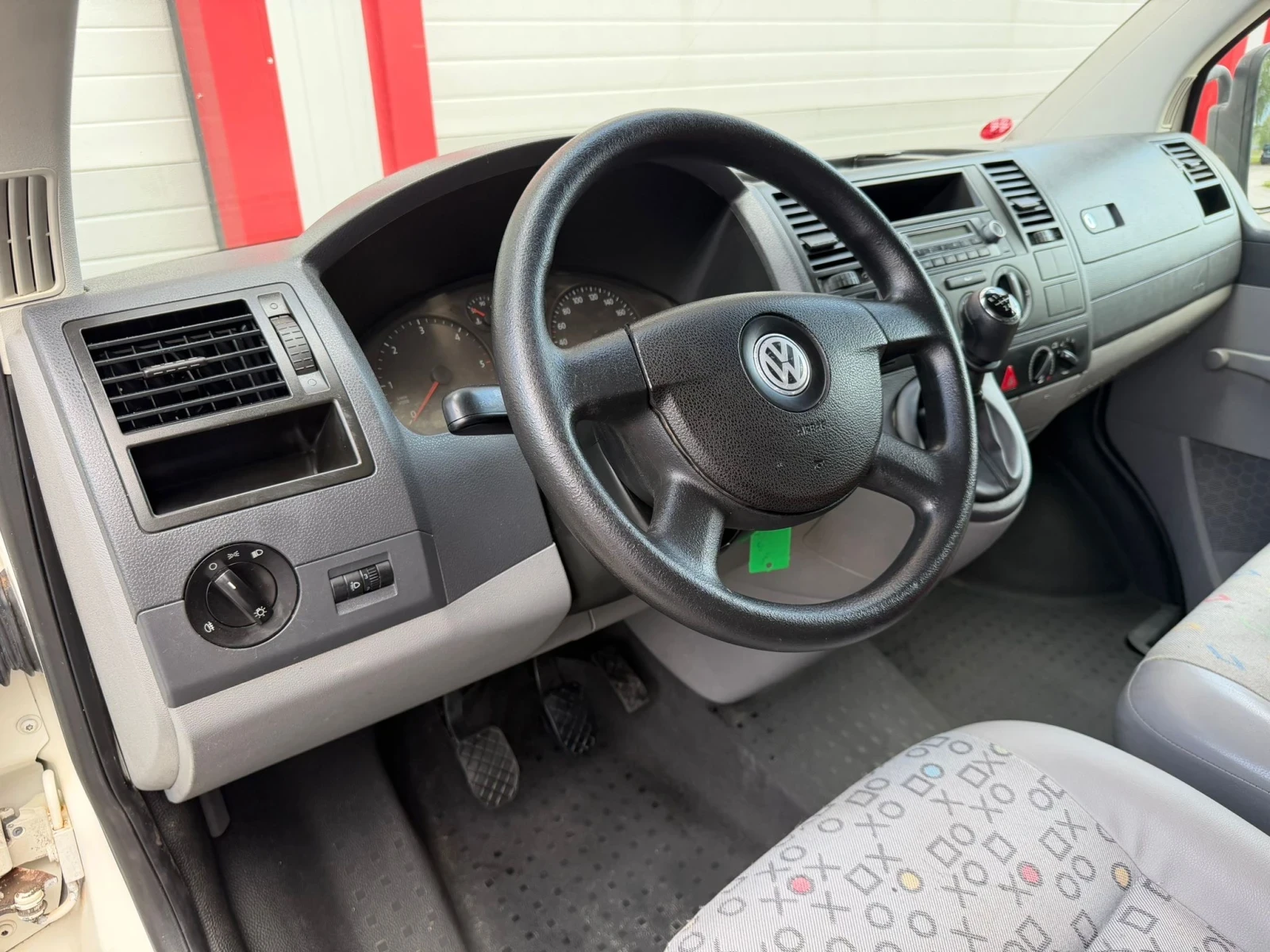VW Transporter 1.9TDI T-5 6-МЕСТЕН 5-СКОРОСТИ ЛИЗИНГ!!!, снимка 12 - Бусове и автобуси - 54782315