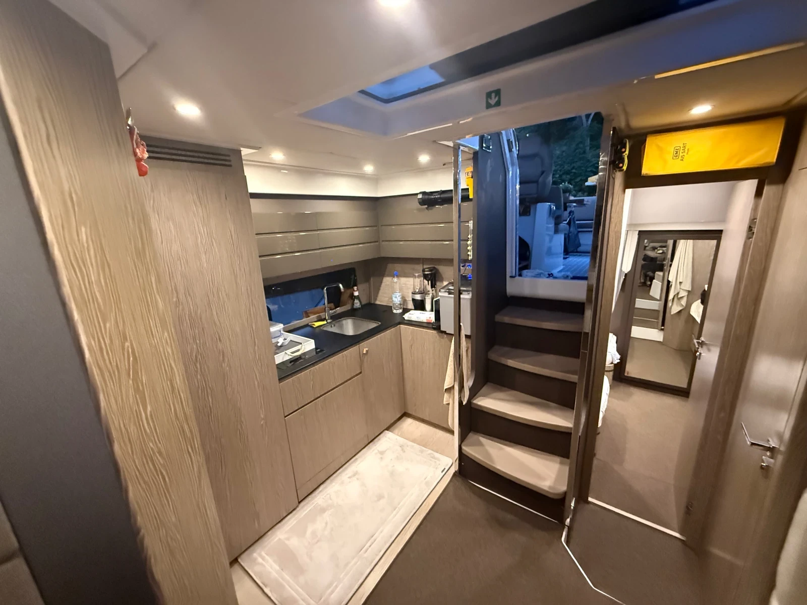 Моторна яхта Azimut Atlantis 43 - изображение 2