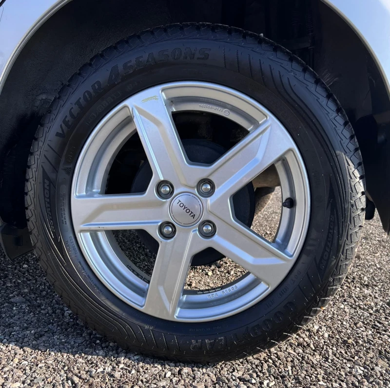 Toyota Yaris 1.3 vvt-i 99 кс. , снимка 13 - Автомобили и джипове - 53111464