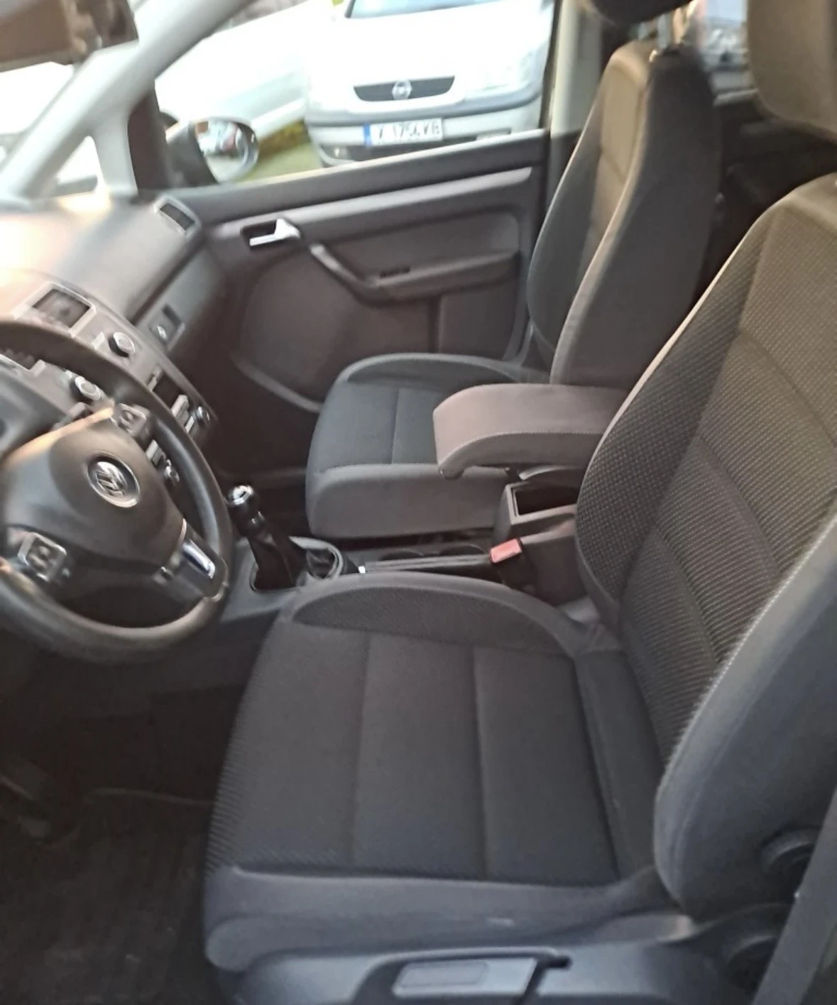 VW Touran 1.6 tdi, снимка 4 - Автомобили и джипове - 53976288