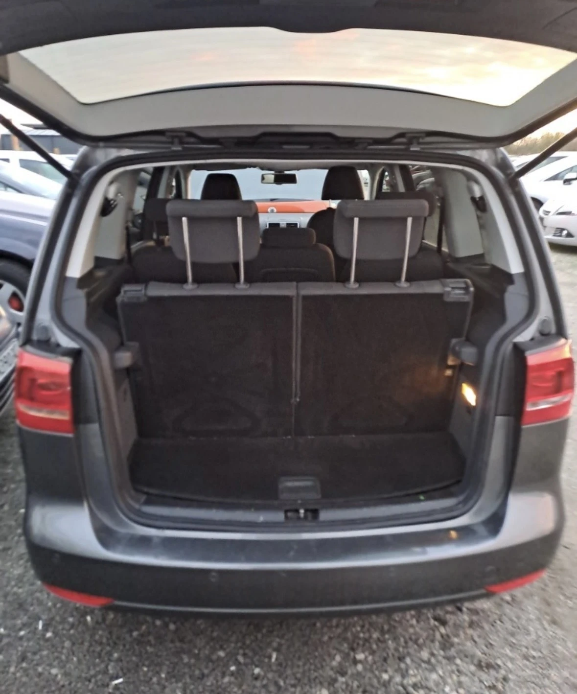 VW Touran 1.6 tdi, снимка 6 - Автомобили и джипове - 53976288