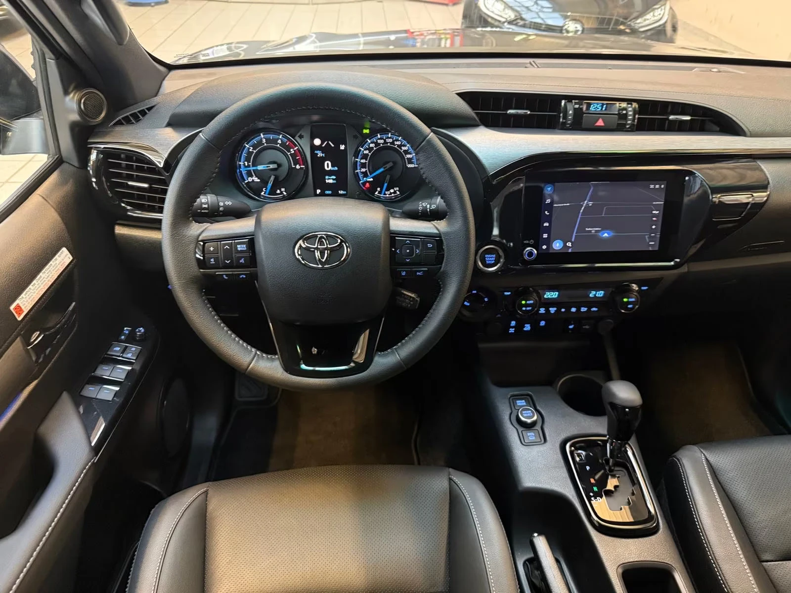 Toyota Hilux INVINCIBLE/204HP/DOUBLE-CAB/MILD-HYB./CARPLAY/430f - изображение 10