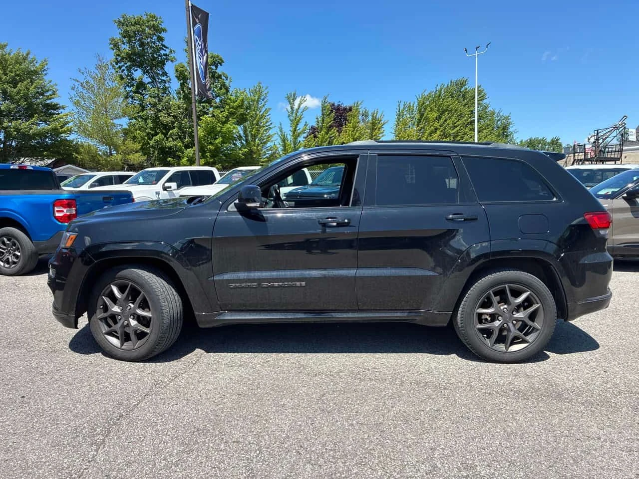 Jeep Grand cherokee Limited X | CARFAX | АВТОКРЕДИТ БЕЗ ПЪРВОНАЧАЛНА , снимка 3 - Автомобили и джипове - 55579739