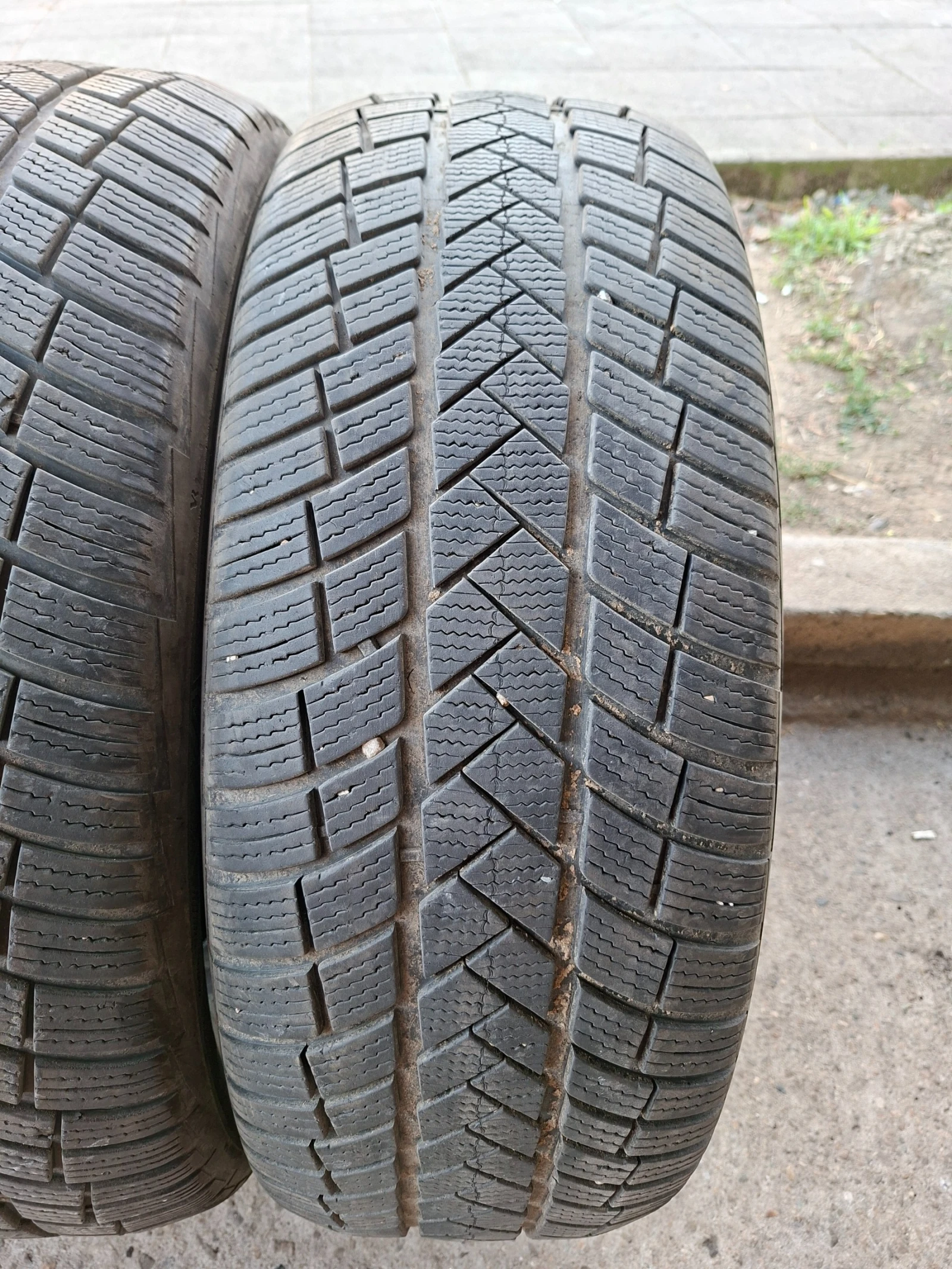 Гуми Зимни 265/60R18, снимка 2 - Гуми и джанти - 55655925