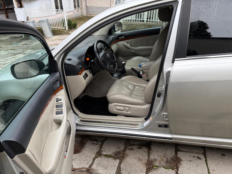 Toyota Avensis 2.2 D-4D, снимка 10 - Автомобили и джипове - 48560031