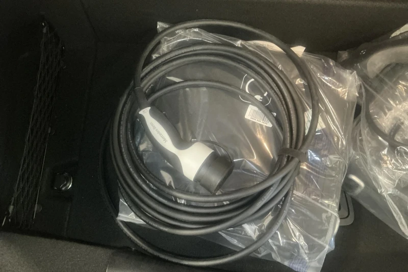 Mercedes-Benz E 300 !! 6408 km !! Бензин+ plug-in, 4Matic, AirMatic, снимка 12 - Автомобили и джипове - 51762876