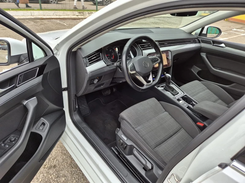 VW Passat 2.0TDI Facelift, Distronic, Сервизна История, снимка 13 - Автомобили и джипове - 52858083