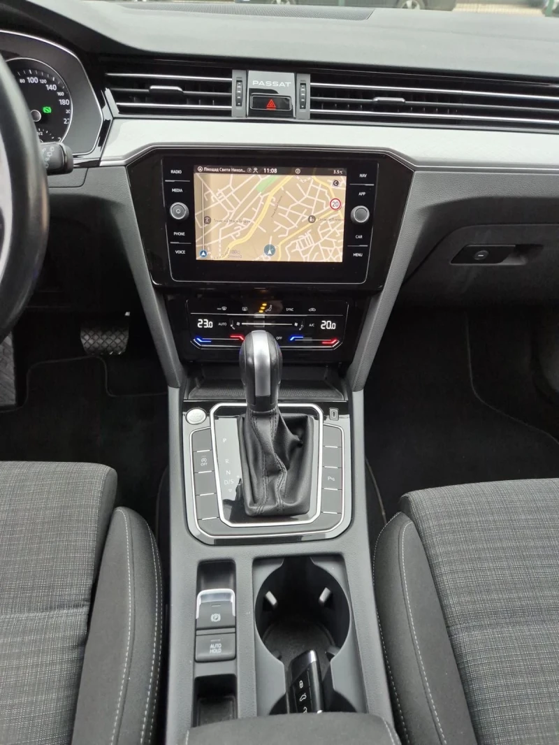 VW Passat 2.0TDI Facelift, Distronic, Сервизна История, снимка 11 - Автомобили и джипове - 52858083