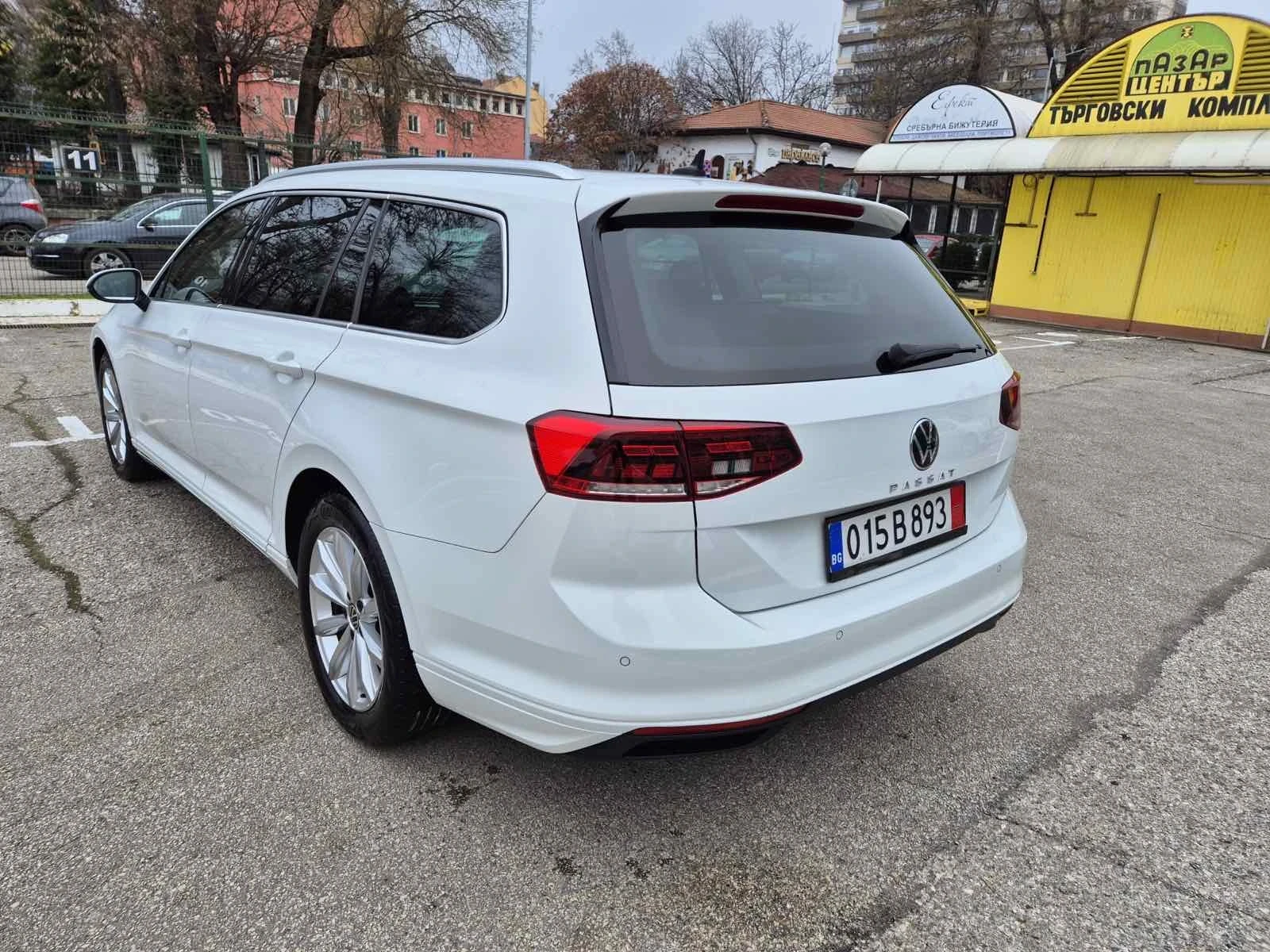 VW Passat 2.0TDI Facelift, Distronic, Сервизна История - изображение 4