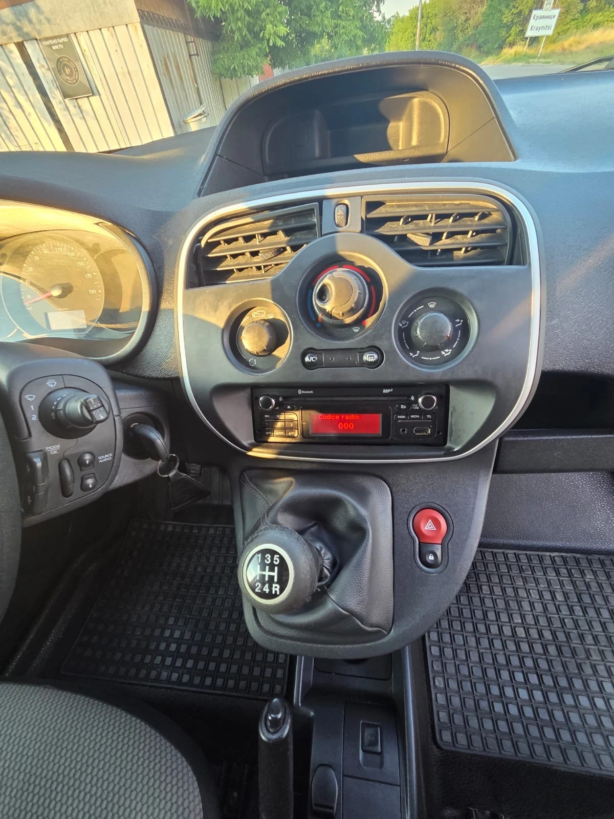 Renault Kangoo 1.5DCI, снимка 15 - Автомобили и джипове - 55359213