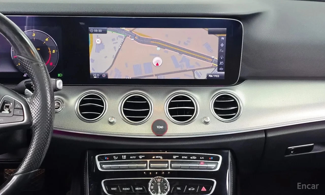 Mercedes-Benz E 350 AMG | Обдухване | 360 | HUD , снимка 13 - Автомобили и джипове - 56060038
