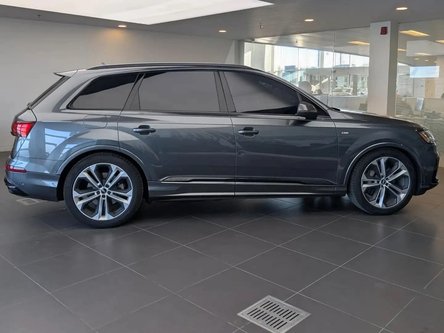 Audi Q7 55TFSI S-Line One Owner * Чист карфакс*  - изображение 2