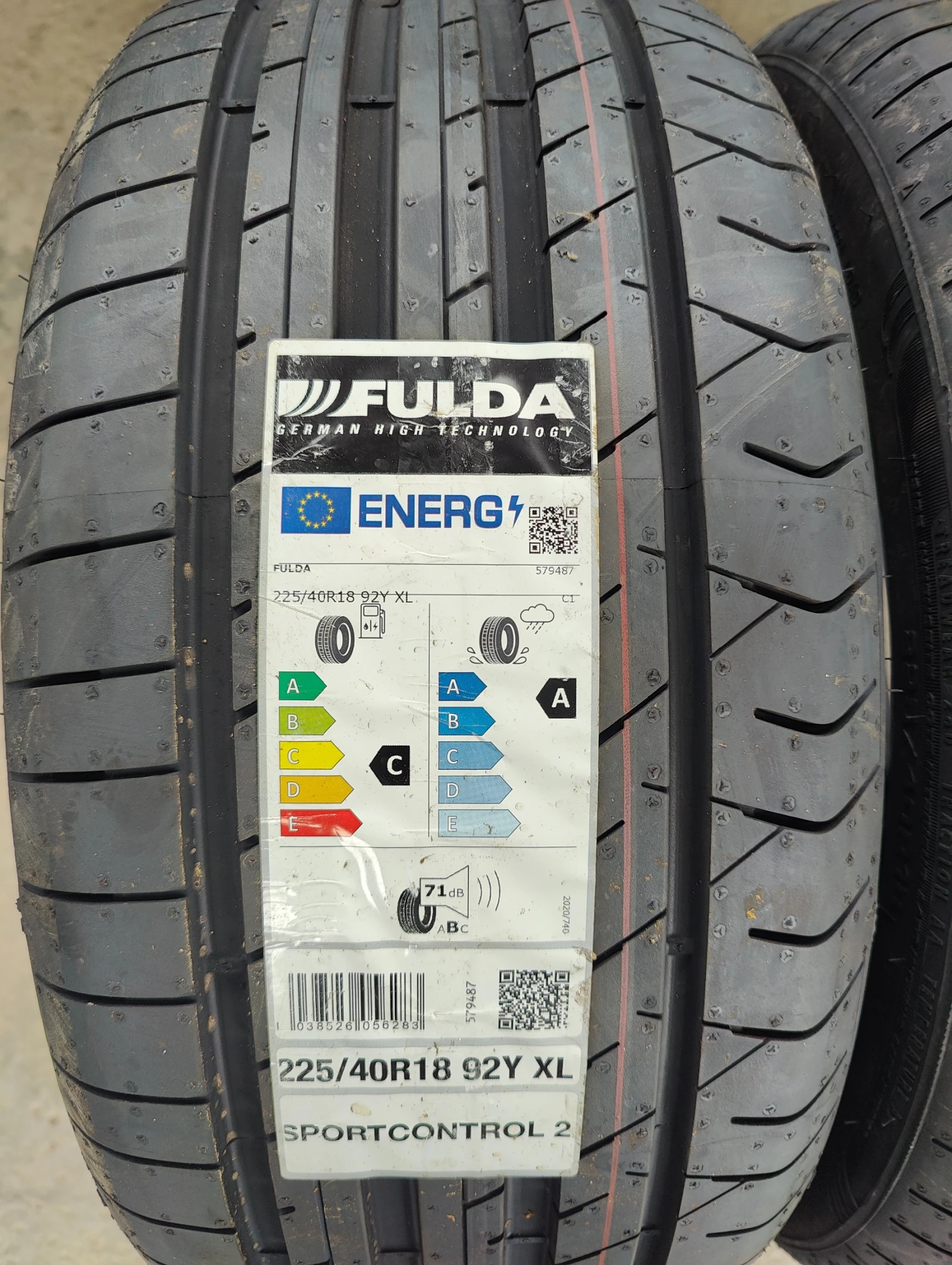 Гуми Летни 225/40R18, снимка 2 - Гуми и джанти - 55156713