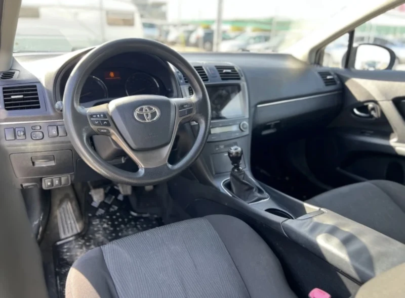 Toyota Avensis 1.8 LPG , снимка 7 - Автомобили и джипове - 48012607