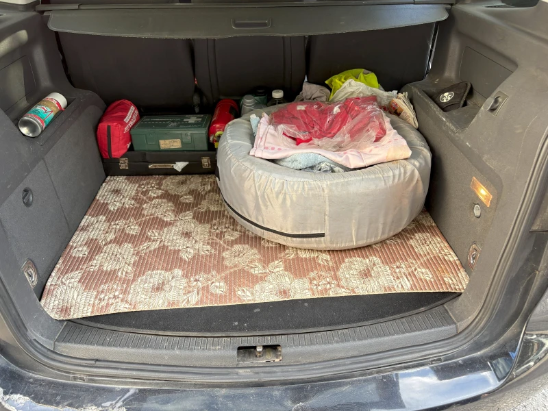 VW Touran 1.4 TSI Метан-Бензин, Евро 5А, Черен Металик, снимка 9 - Автомобили и джипове - 51762956