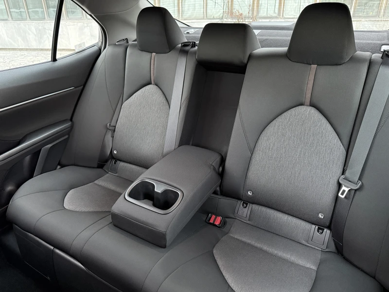 Toyota Camry 2.5 Dual VVTI Hybrid, снимка 10 - Автомобили и джипове - 53032824