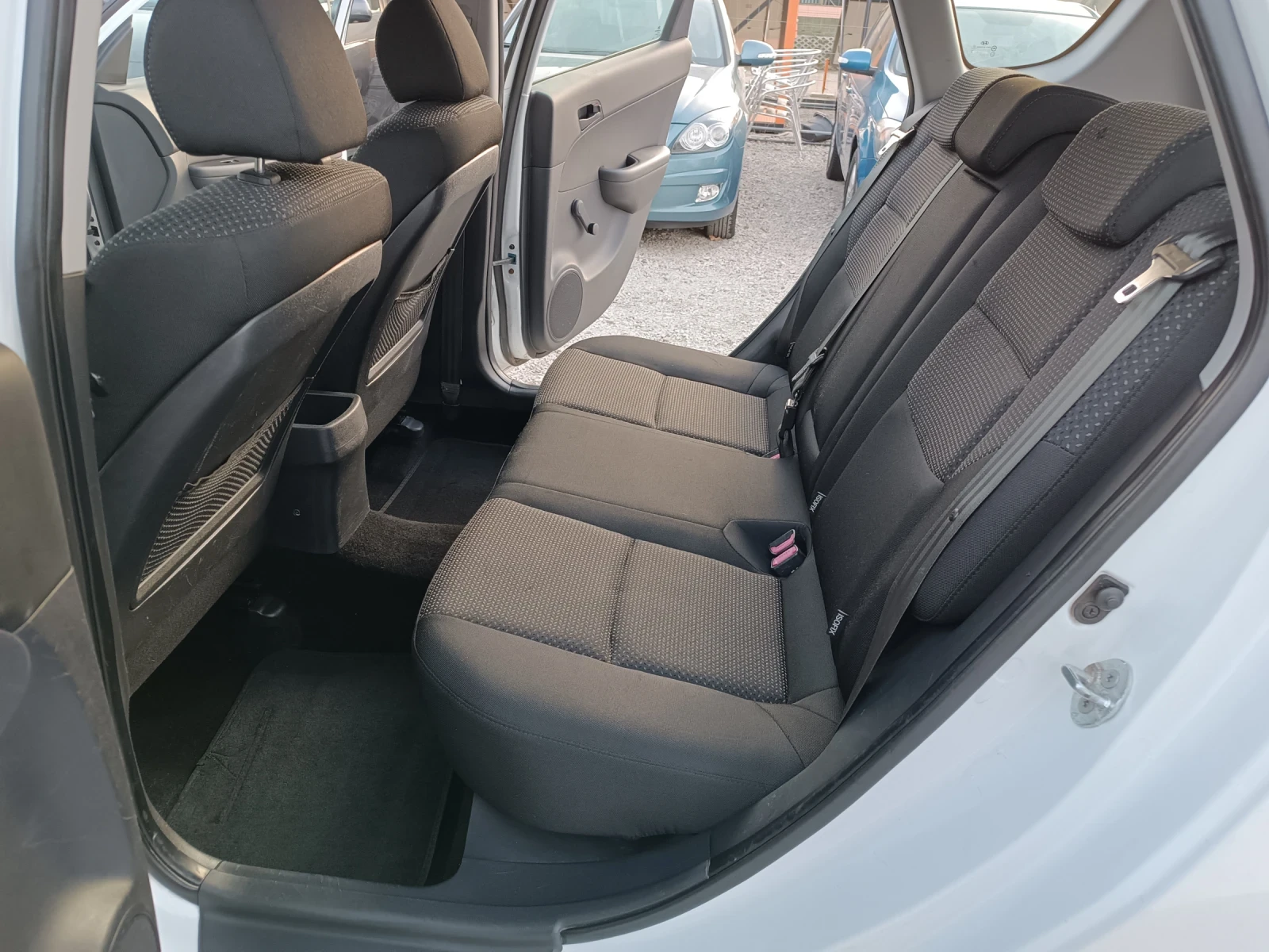 Hyundai I30 1.6i 6  | Mobile.bg   11