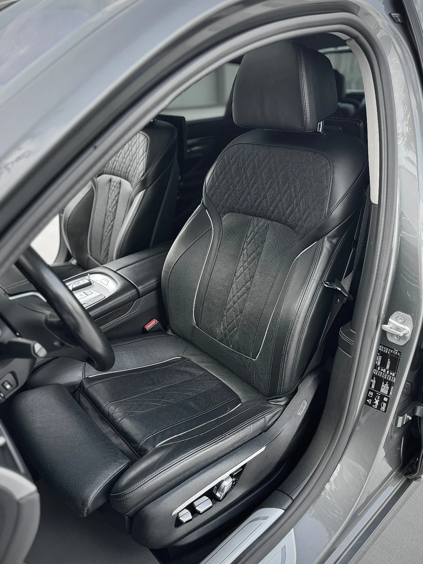 BMW 730 xDrive/ 8ZF/ BUSINESS CHAUFFEUR PACK/ 3xTV/ CARBON - изображение 7