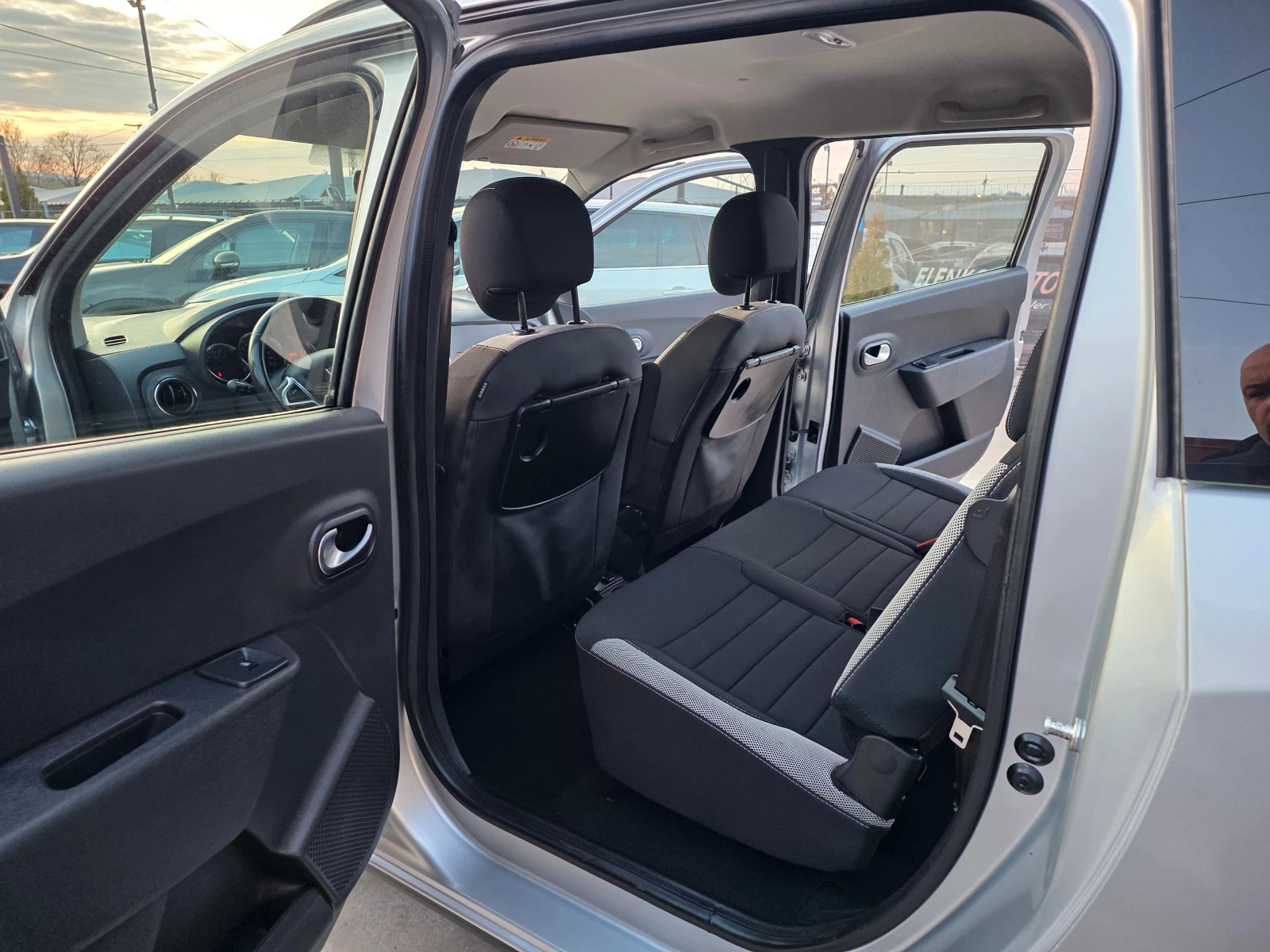 Dacia Lodgy 2020г 69783км 1.3 TCE-130 к.с EURO 6d-ШВЕЙЦАРИЯ, снимка 14 - Автомобили и джипове - 53977953