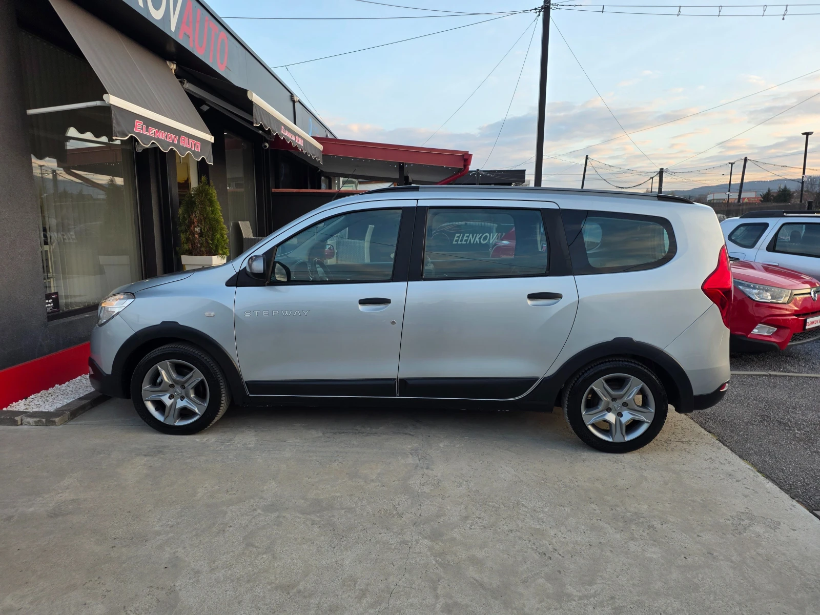 Dacia Lodgy 2020г 69783км 1.3 TCE-130 к.с EURO 6d-ШВЕЙЦАРИЯ, снимка 4 - Автомобили и джипове - 53977953