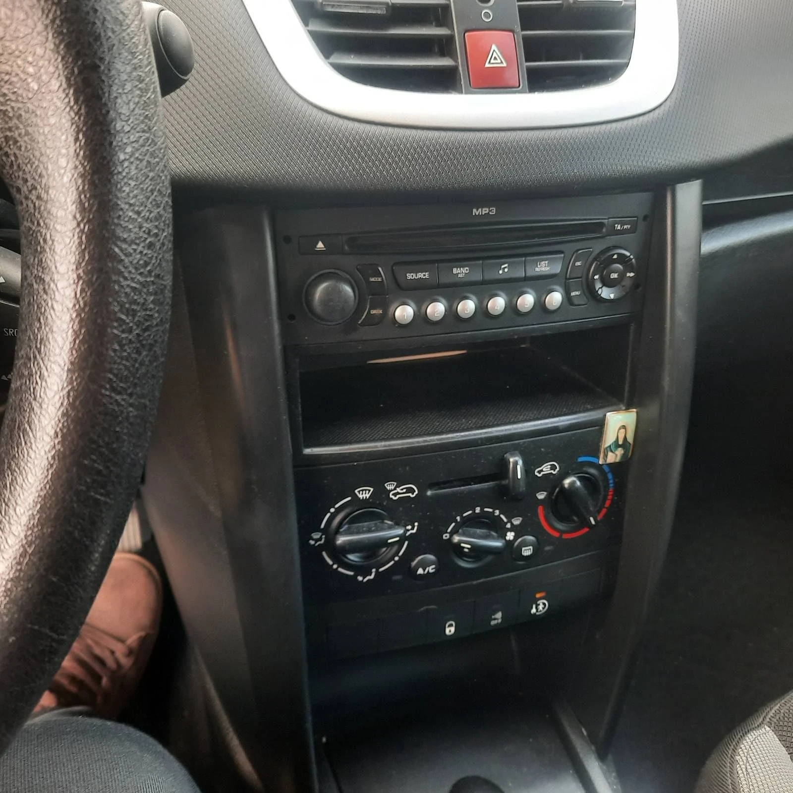 Peugeot 207 1.4i бензин , снимка 7 - Автомобили и джипове - 56464965