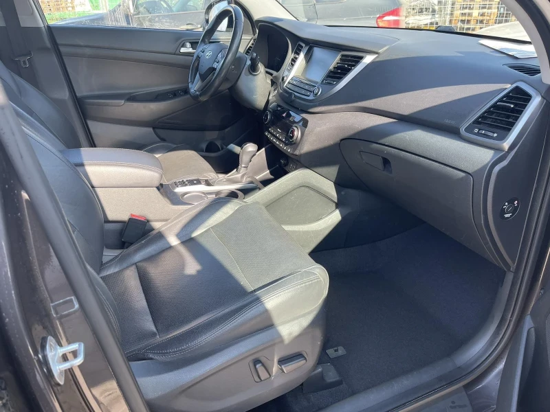 Hyundai Tucson 1.7 CDRi, снимка 12 - Автомобили и джипове - 53249157