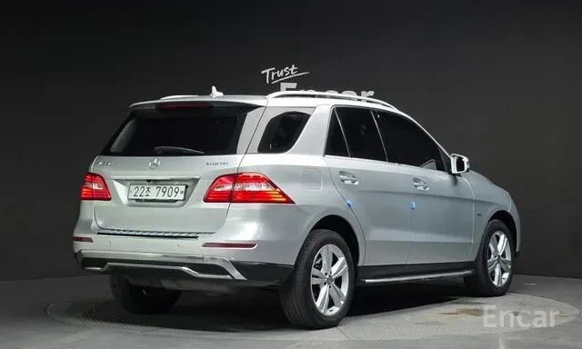 Mercedes-Benz ML 350 D | ОБДУХВАНЕ | ПАНОРАМА | AIRMATIC | , снимка 3 - Автомобили и джипове - 55615640