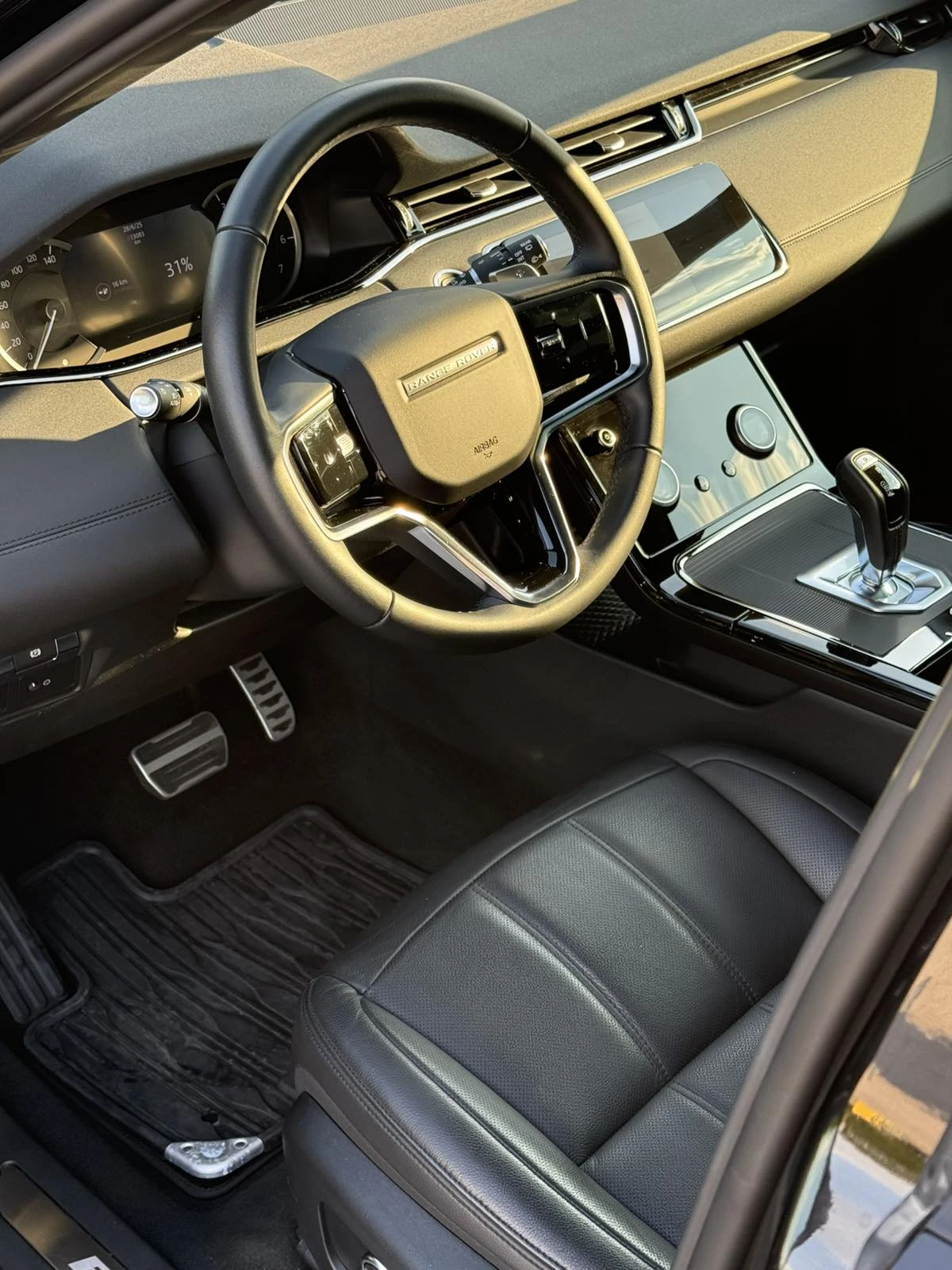 Land Rover Evoque SUV 5D R-DYNAMIC SE 1.5 I3 PHEV 309 PS AWD Auto - изображение 6