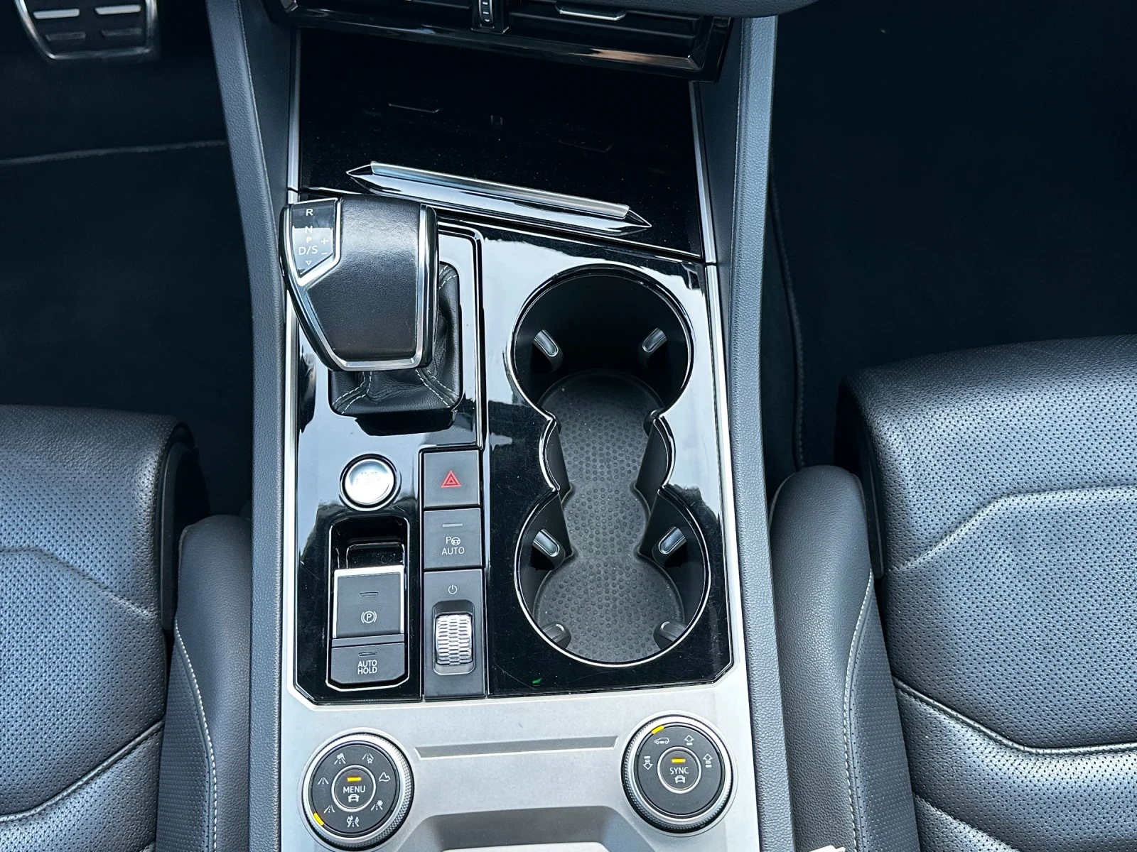 VW Touareg, снимка 14 - Автомобили и джипове - 54229930