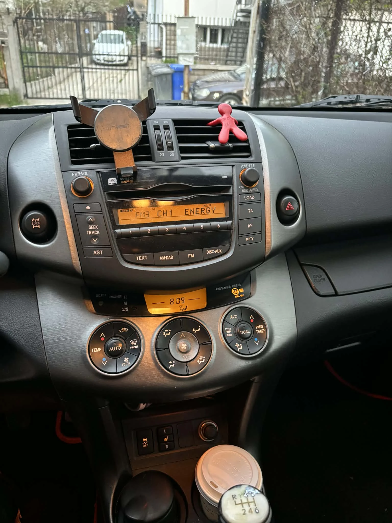 Toyota Rav4 2.2 D4D, снимка 9 - Автомобили и джипове - 54258942