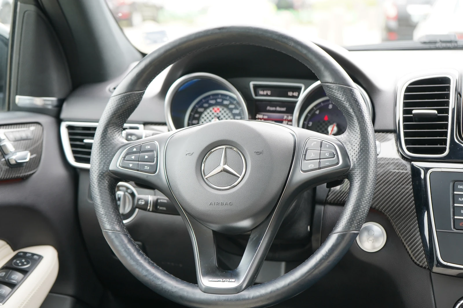 Mercedes-Benz GLE 43 AMG * PANO* DISTR* H&K* 360CAM* KEYLESS* CARBON, снимка 10 - Автомобили и джипове - 55908742