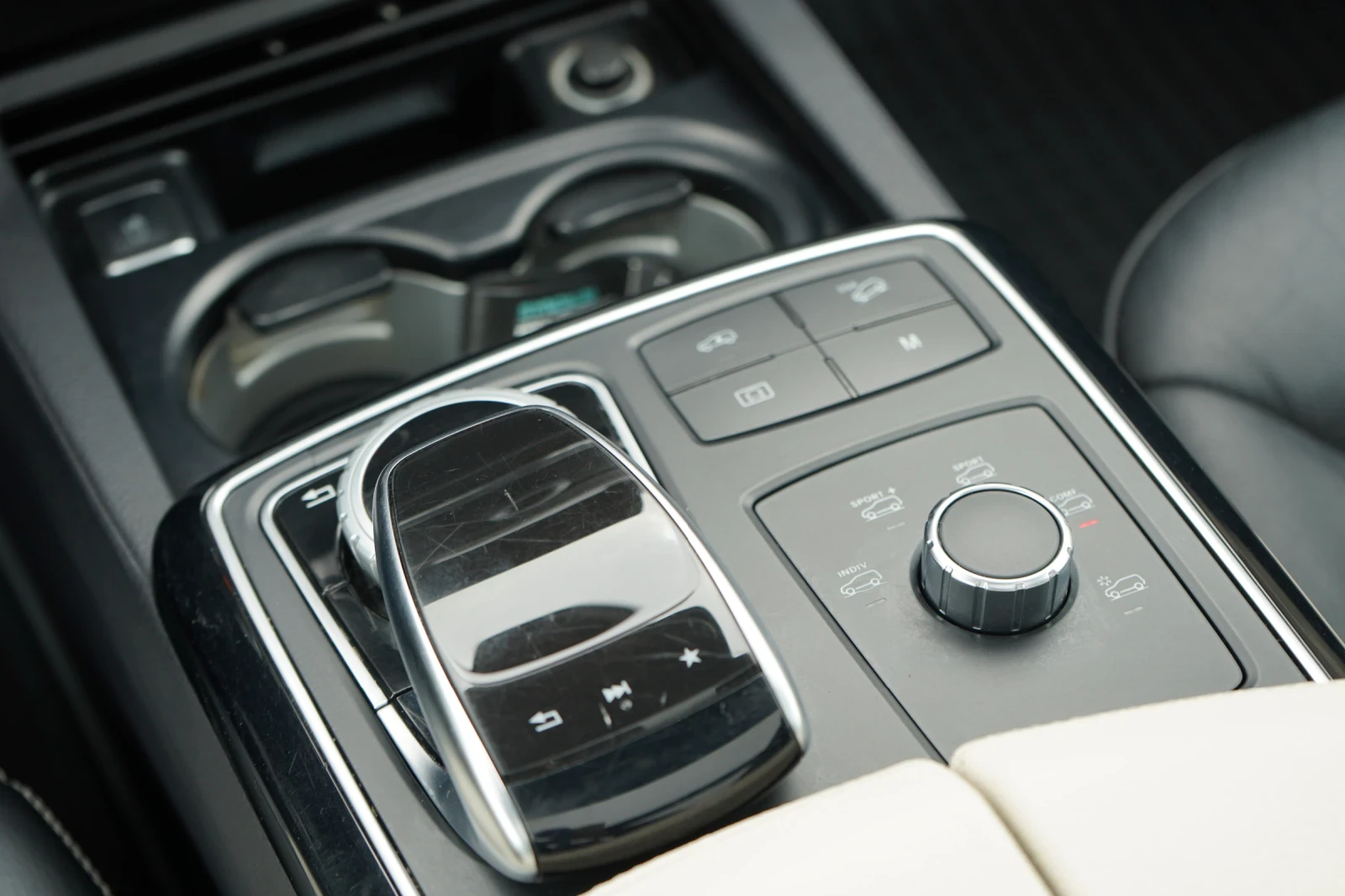 Mercedes-Benz GLE 43 AMG * PANO* DISTR* H&K* 360CAM* KEYLESS* CARBON, снимка 14 - Автомобили и джипове - 55908742