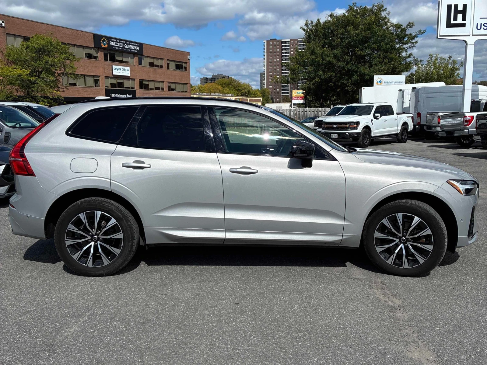 Volvo XC60 * Plus Dark Theme * CARFAX * , снимка 3 - Автомобили и джипове - 56112772