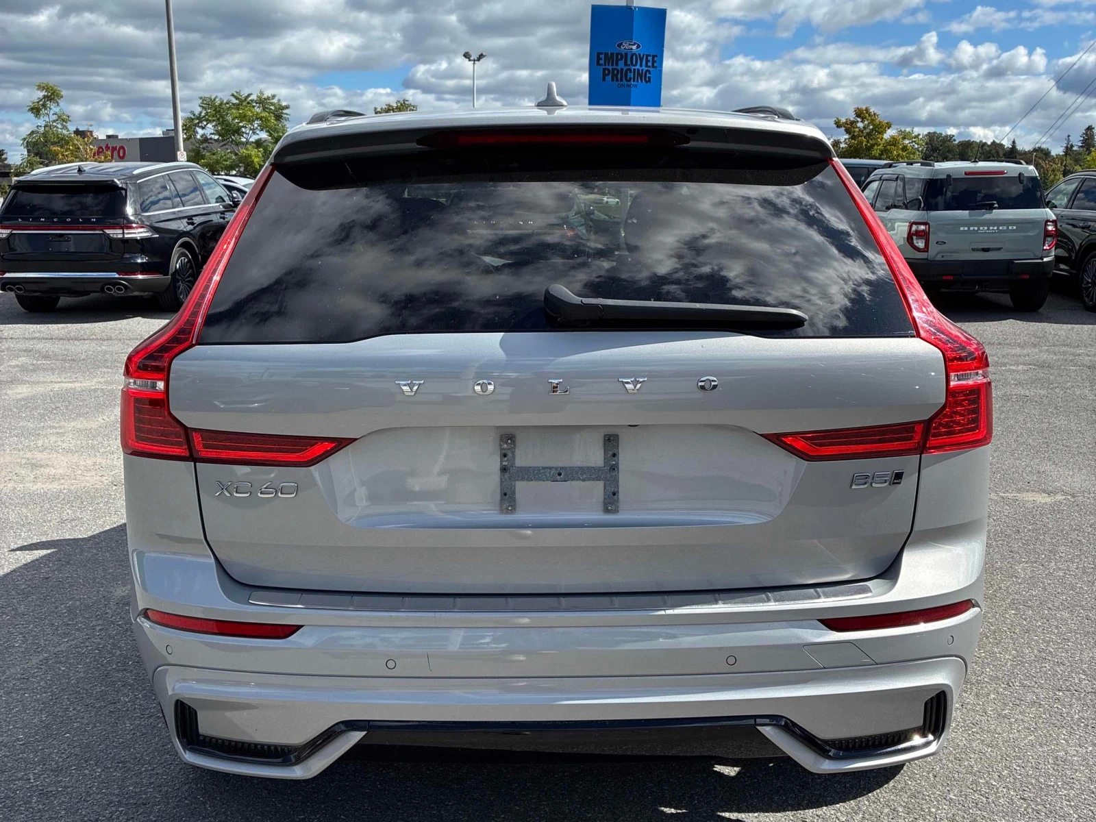 Volvo XC60 * Plus Dark Theme * CARFAX * , снимка 4 - Автомобили и джипове - 56112772