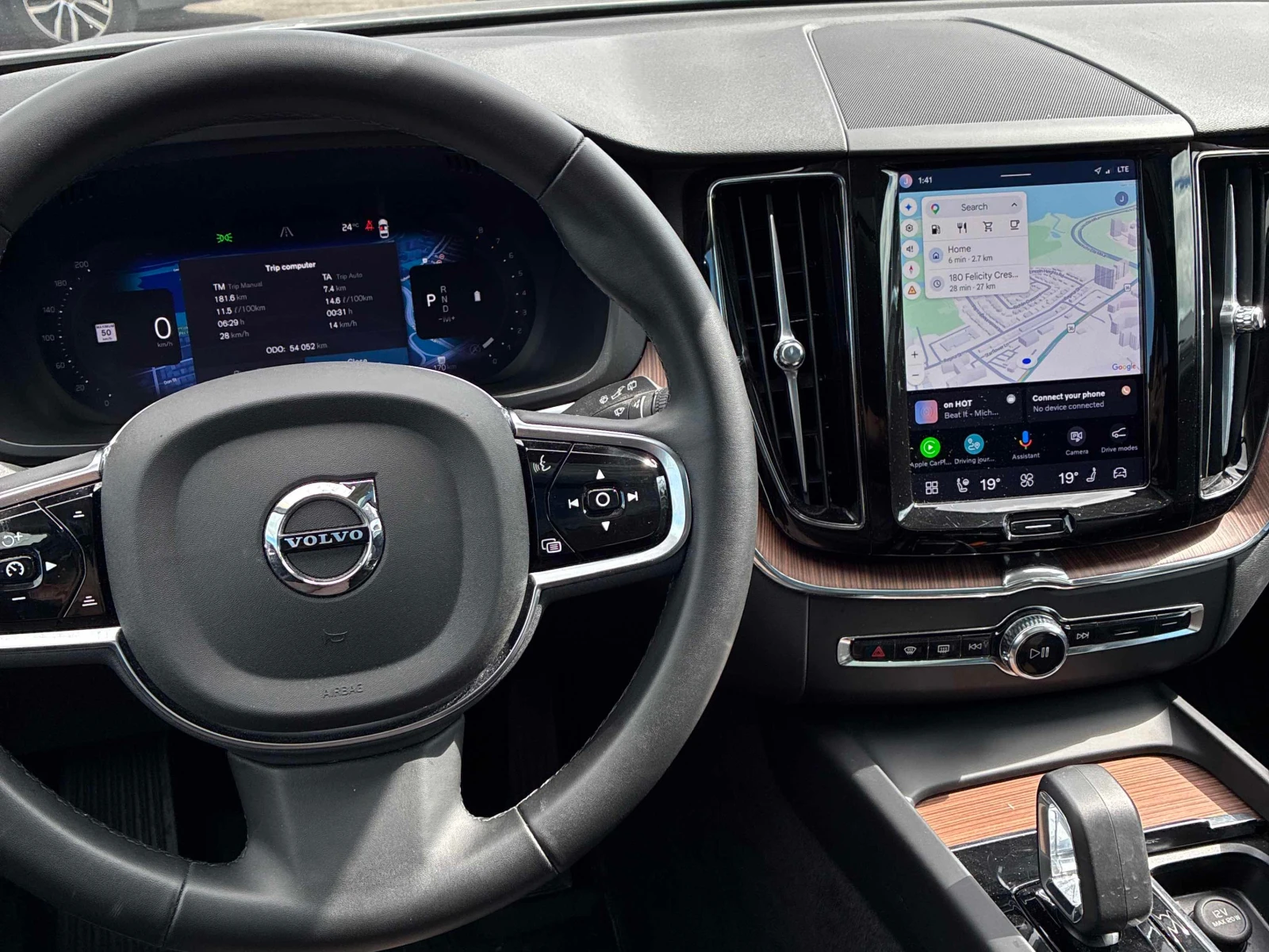 Volvo XC60 * Plus Dark Theme * CARFAX * , снимка 9 - Автомобили и джипове - 56112772