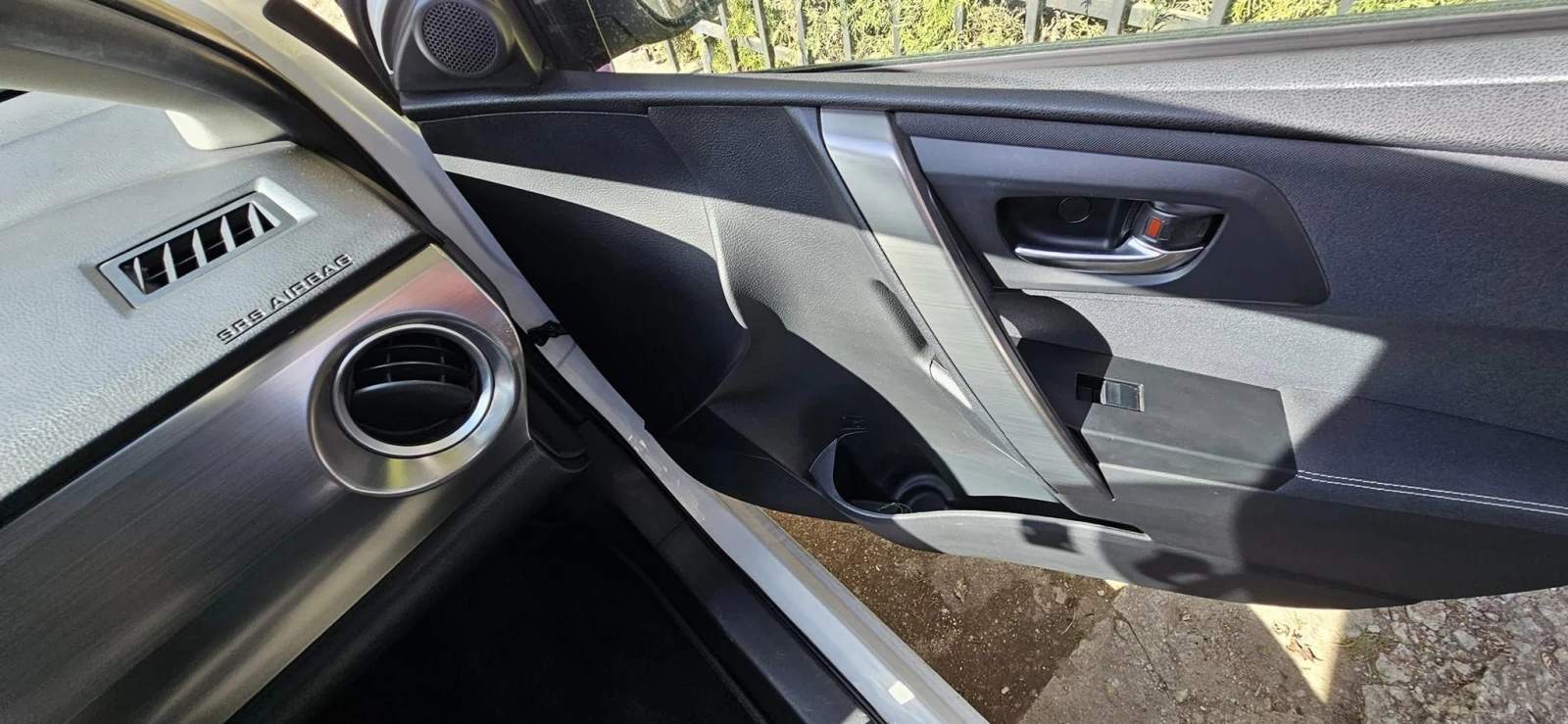 Toyota Auris 1.33, снимка 5 - Автомобили и джипове - 55239606