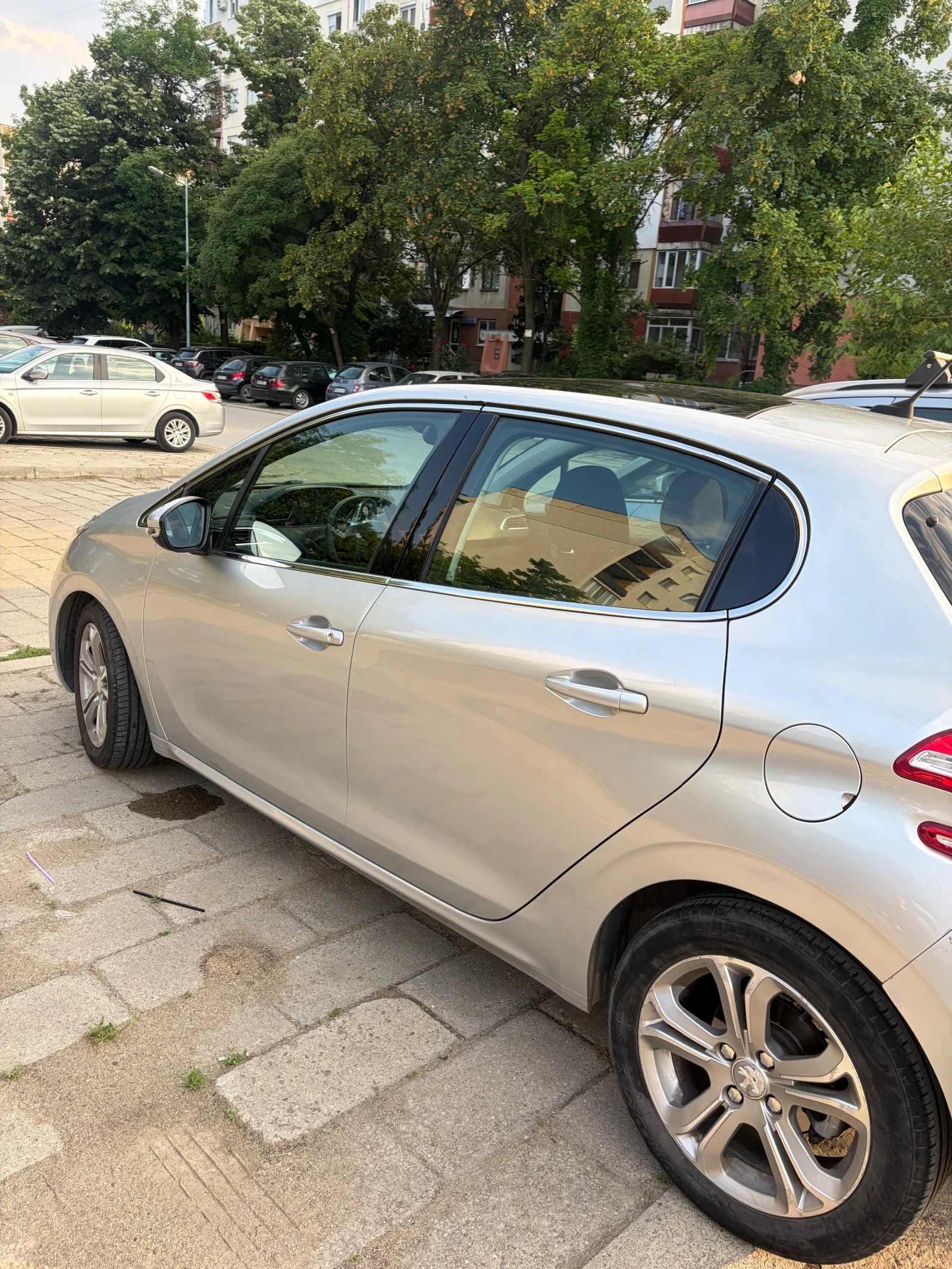 Peugeot 208 1.6 е-HDI, снимка 2 - Автомобили и джипове - 54794299