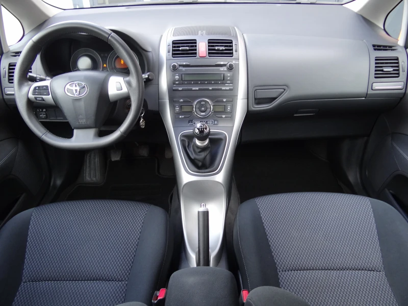 Toyota Auris 1.4 d4d-90k.c. / Facelift / Климатроник / Euro-5 /, снимка 9 - Автомобили и джипове - 50024175