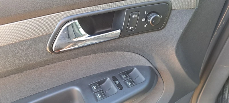 VW Touran, снимка 11 - Автомобили и джипове - 53020946