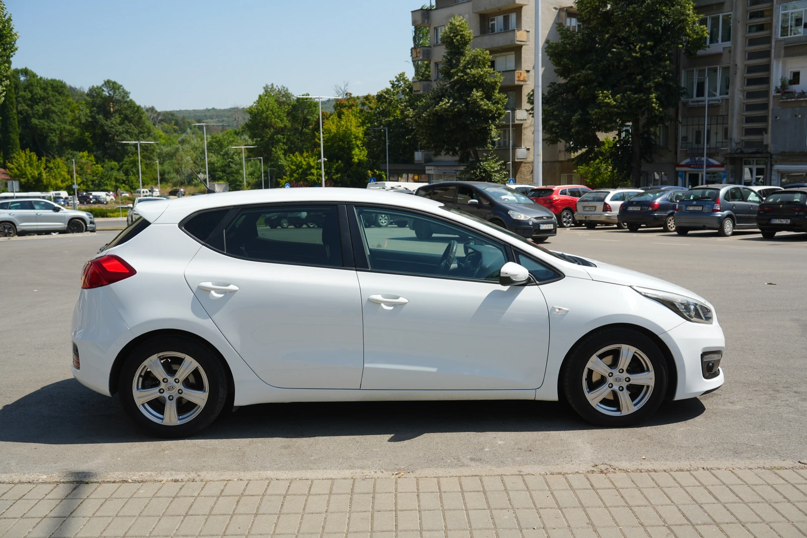Kia Ceed 1.6 CRDi, снимка 4 - Автомобили и джипове - 55647125