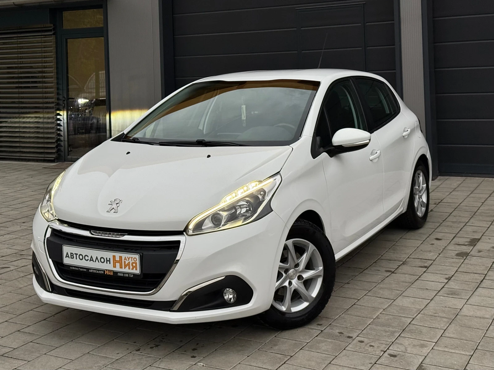 Peugeot 208 1.2i * NAVI* LED* СервизнаИстория* 